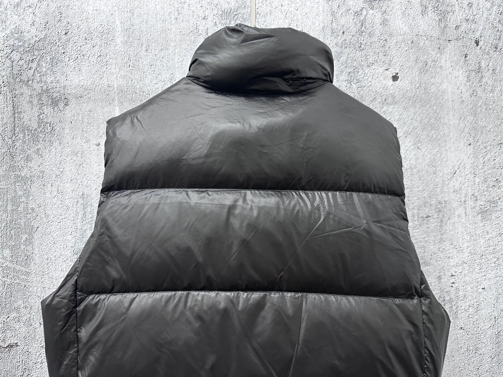 P560 [Canada Goose] Big Goose🦢Puff Down Vest has always been recognized as the warmest down jacket. Various Instagram celebrities, Internet celebrities, and celebrities often wear it for street photos. I make Canada Goose every year, but I still can't get rid of my love for it. No matter how cold the days are, there is no need to be afraid, because there is! Filled with 90% white duck down, it is the legendary warmest down jacket and is known as a must-have for Arctic outdoor sports! The most popular down jacket in the world, celebrities are rushing to buy it, it is a must-have! Size: XS-XL